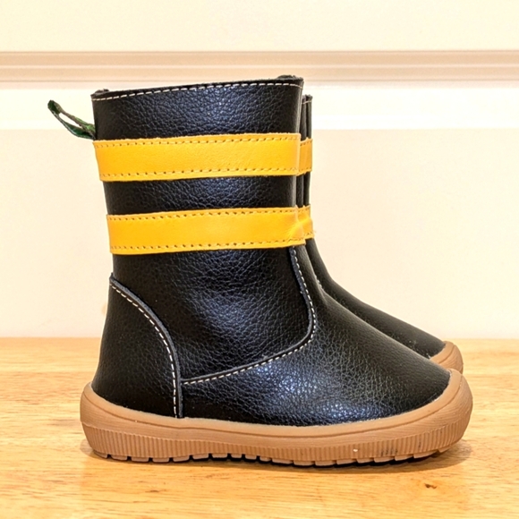 Outrageously Cute OutBak's 6/7 Children's Faux Leather Zip Boots - Picture 2 of 10